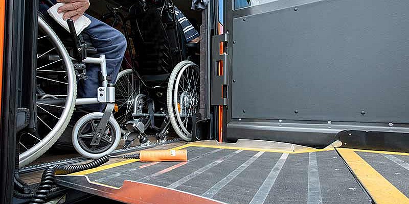Komfortabler Einstieg mit Rollstuhl in automatisierten Bus.