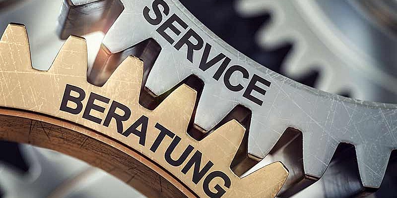 Ineinander greifende Zahnräder auf denen Beratung und Service steht.
